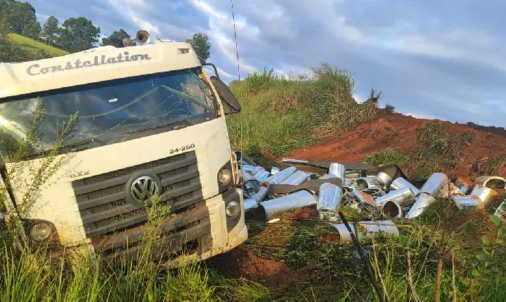 Caminhão capota na BR-262 em Campos Altos; vítima saiu ilesa