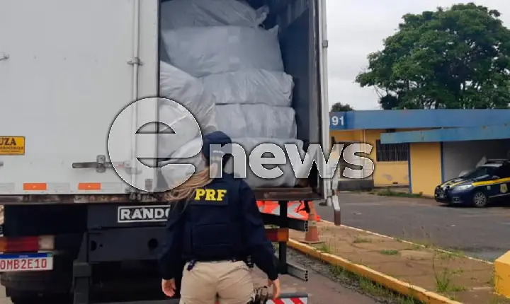 Caminhão carregado com 3.300 calçados supostamente falsificados é apreendido em Araxá