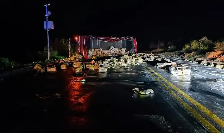Caminhão carregado com caixa de óleo de cozinha, tomba na BR-262,em Campos Altos MG