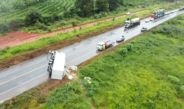 Caminhão carregado com caixas de suco tomba na BR-262, em Campos Altos; saqueadores são localizados por drone