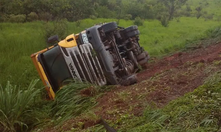 Caminhão dos correios tomba na BR-262 entre Campos Altos e Araxá