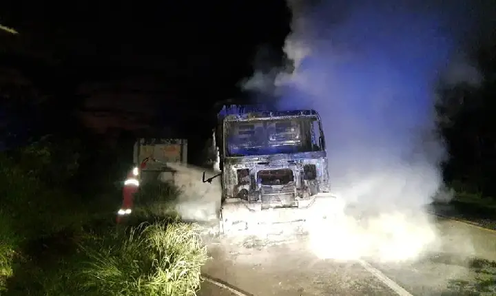 Caminhão pega fogo na BR-262, próximo ao trevo de Ibiá