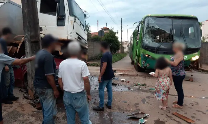 Caminhão perde freio, atinge carro estacionado e bate de frente com ônibus em Bambuí