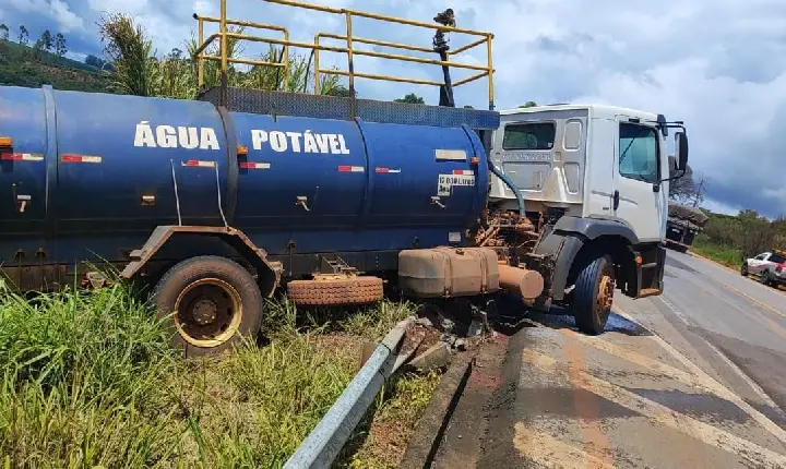 Caminhão-pipa se envolve em acidente, na BR-262 em Campos Altos