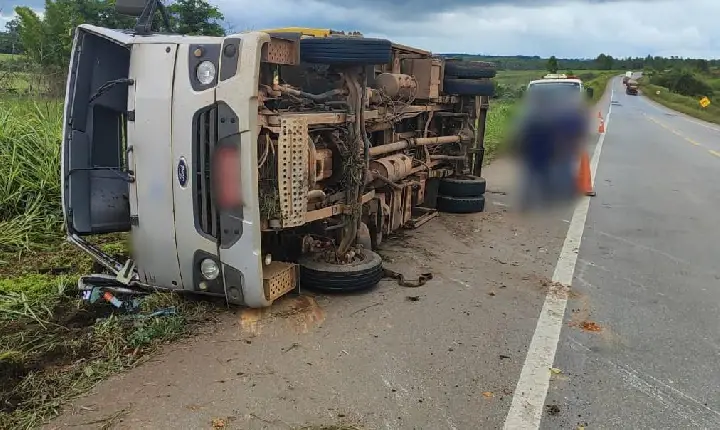 Caminhão prancha tomba na BR-262, em Córrego Danta MG