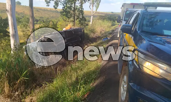 Caminhão tomba após cair de barranco na BR-262 entre Campos Altos e Araxá
