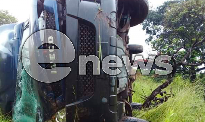 Caminhão tomba após sair da pista na BR-262 em Campos Altos