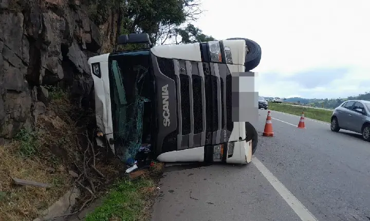 Caminhão tomba na BR-262 em Pará de Minas e motorista fica ferido