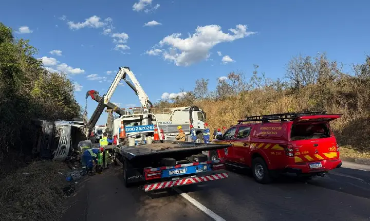 Caminhão tomba na BR-262 entre Campos Altos e Ibiá e deixa dois feridos; motorista foi resgatado de helicóptero
