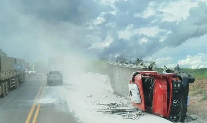 Caminhão tomba na BR-262,na  Serra de Luz MG