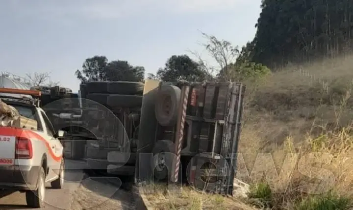 Caminhão tomba na BR 262 próximo ao município de Campos Altos