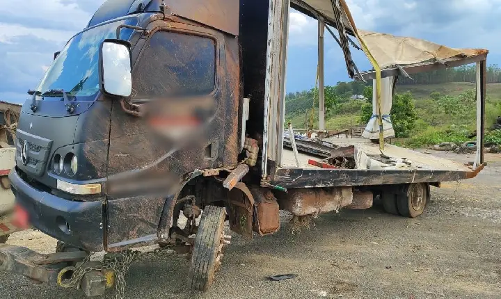 Caminhão transportando carro de luxo cai em barranco na BR-262 em Campos Altos