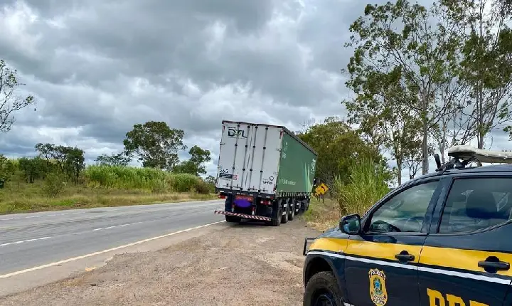 Caminhoneiro é preso por embriaguez ao volante na BR-262 em Campos Altos