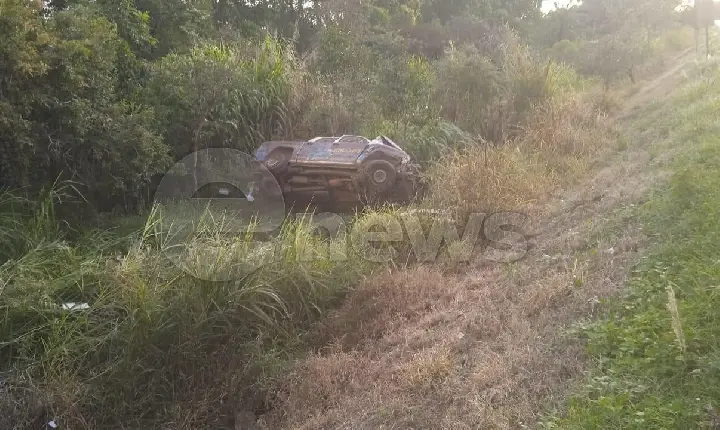 Caminhonete capota na BR 262 em Córrego Danta