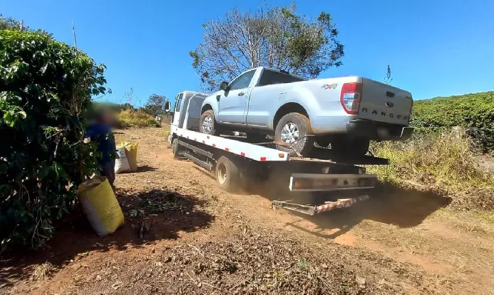 Caminhonete roubada por homens armados é recuperada pela Polícia Civil em Campos Altos