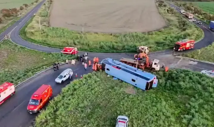Capotamento de ônibus na MG-223, em Araguari, deixa quatro mortos, incluindo duas crianças