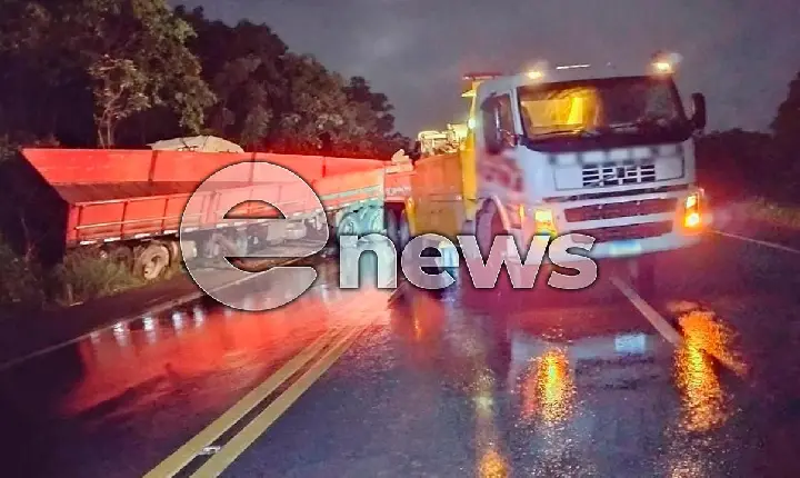 Carreta bate em barranco após derrapar na pista molhada na BR-354
