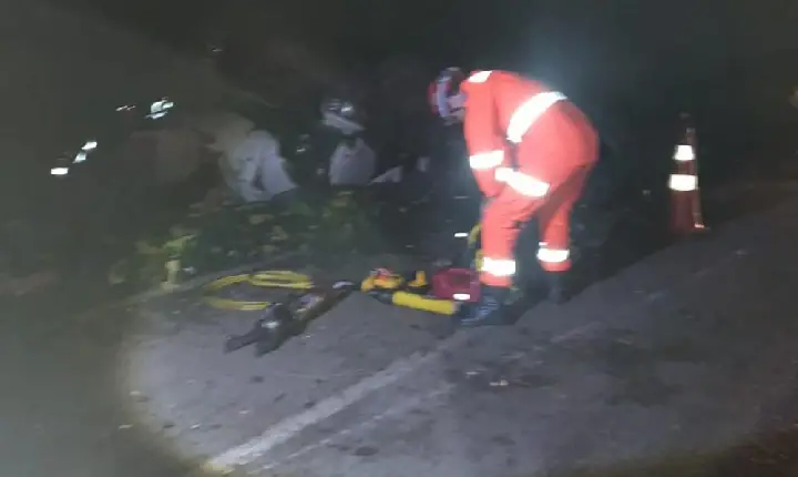 Carreta capota na BR-262, em Perdizes; motorista ficou preso nas ferragens