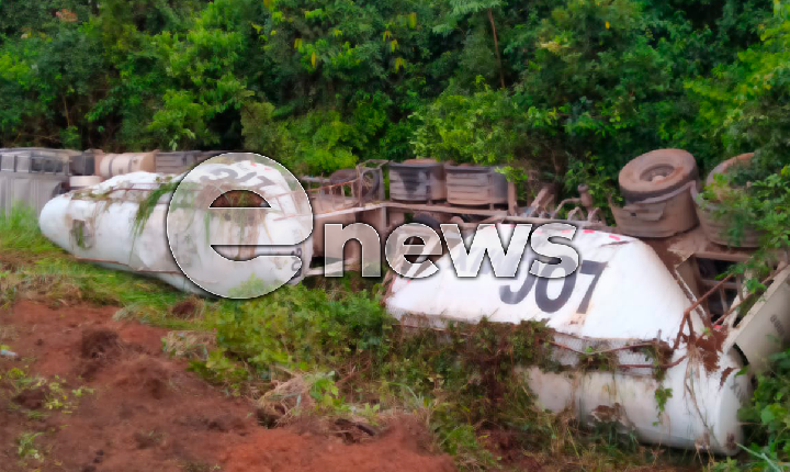 Carreta carregada com calcário tomba na BR-262 entre Campos Altos e Araxá