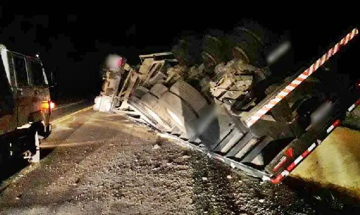 Carreta carregada com farelo de soja tombar na BR-262, em Campos Altos