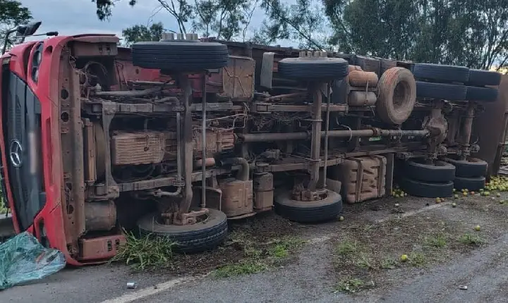 Carreta carregada com laranjas tomba e deixa duas pessoas feridas, na BR-262 em Campos Altos