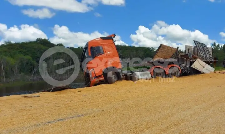 Carreta carregada com milho tomba na BR-354, em Campos Altos