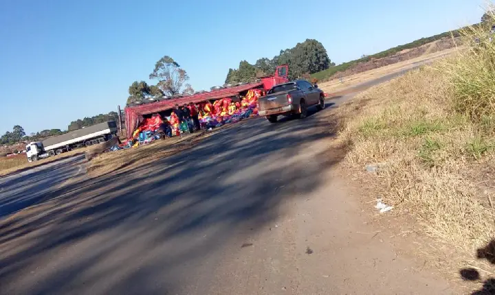 Carreta carregada com ração tomba na BR-354 e causa interdição no trevo de Santa Rosa da Serra