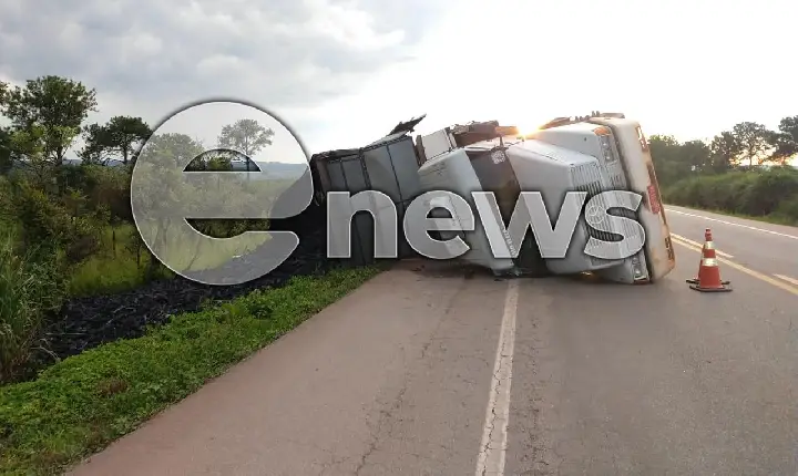 Carreta carregada de carvão tomba na BR-262 em Campos Altos