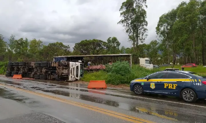 Carreta carregada de cerveja tomba na BR-262 município de Córrego Danta