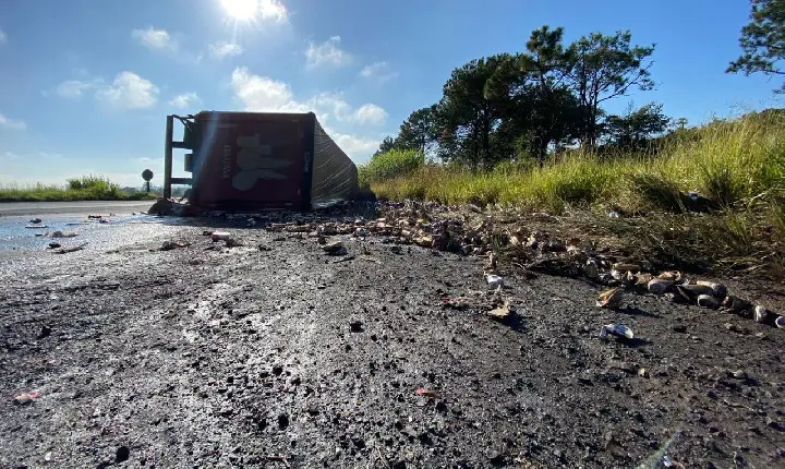 Carreta carregada de cerveja tomba no trevo de Campos Altos, na BR-262