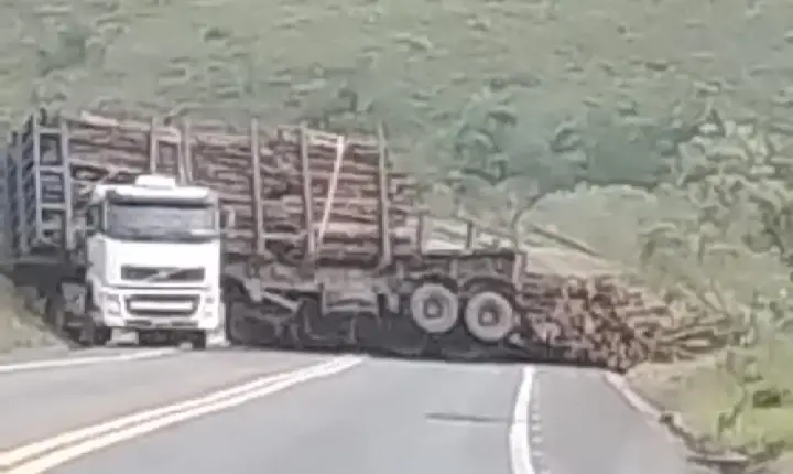 Carreta carregada de lenha tomba fechando pista em Tapira MG