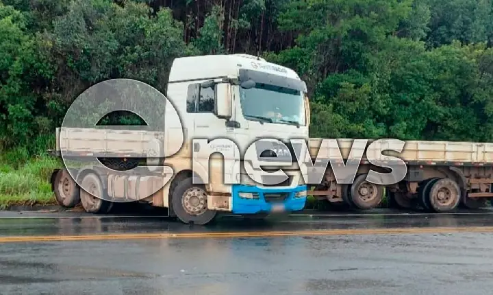 Carreta derrapa na pista molhada na BR-354