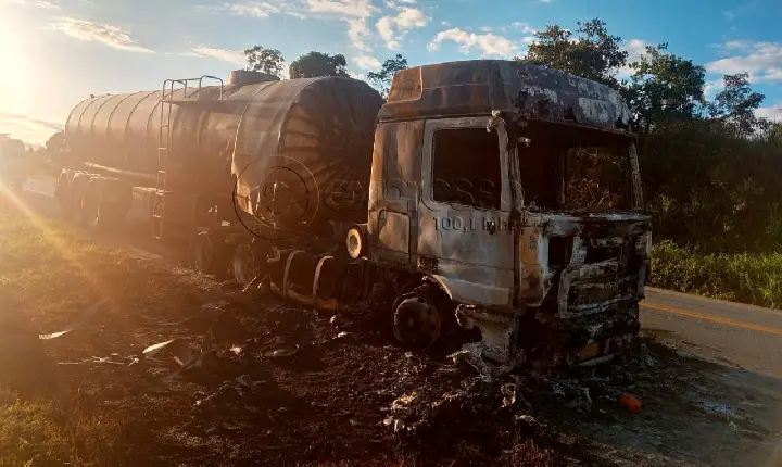 Carreta que seguia sentido Luz/Campos Altos pega fogo e interdita BR-262