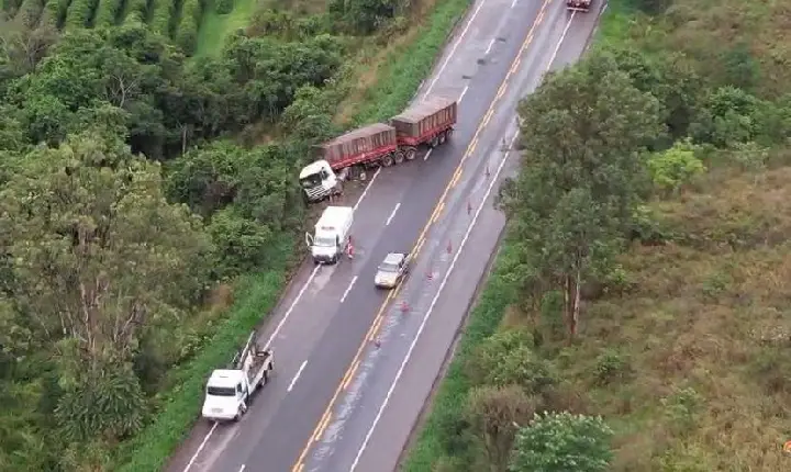 Carreta sai da pista na BR-262 em Campos Altos; motorista saiu ileso