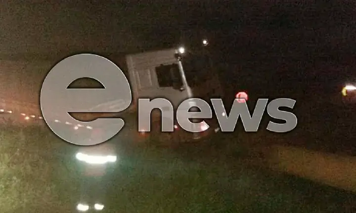 Carreta sai da pista na BR-262 entre Campos Altos e Araxá; motorista relatou que dormiu ao volante