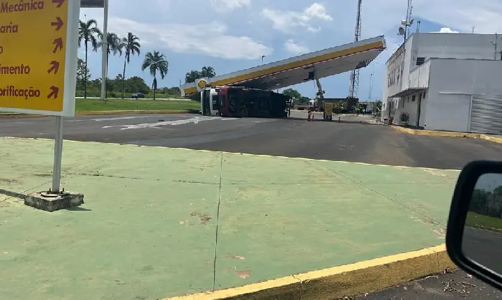 Carreta tomba e derruba estrutura de posto de combustíveis na BR-262 em Ibiá