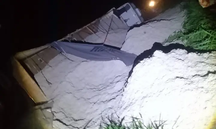 Carreta tomba e interdita trecho da BR-262, na Serra de Luz MG