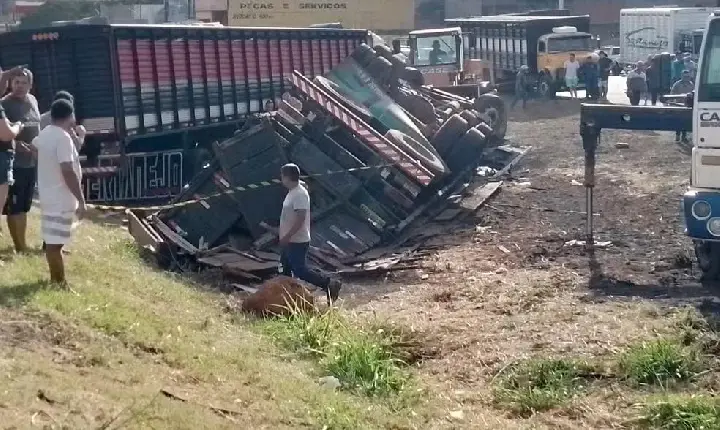 Carreta tomba na BR-050 e motorista morre ao ficar preso às ferragens