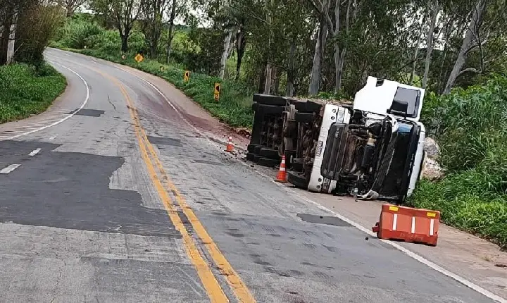 Carreta tomba na BR-262 em Campos Altos; motorista teve ferimentos leves