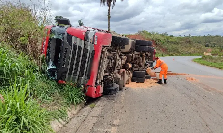 Carreta tomba na BR-354, Bombeiros são acionados para conter vazamento de óleo