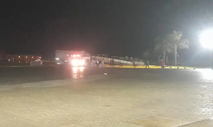 Carreta tomba na entrada de posto de combustíveis na BR-262 em Córrego Danta
