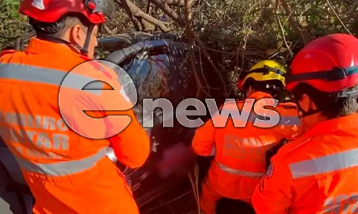 Carro bate em árvore, deixa motorista ferido e passageira morre, na BR-262