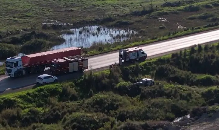Carro cai em brejo na BR-354, entre Campos Altos e Santa Rosa da Serra; quatro pessoas ficaram feridas