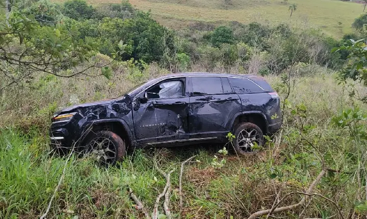 Carro cai em ribanceira de mais de 40 metros de altura na BR-262 em Campos Altos