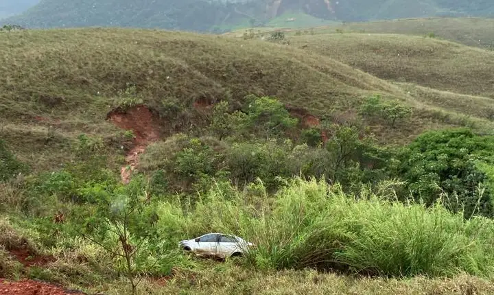 Carro cai em ribanceira na BR-354,em Córrego Danta
