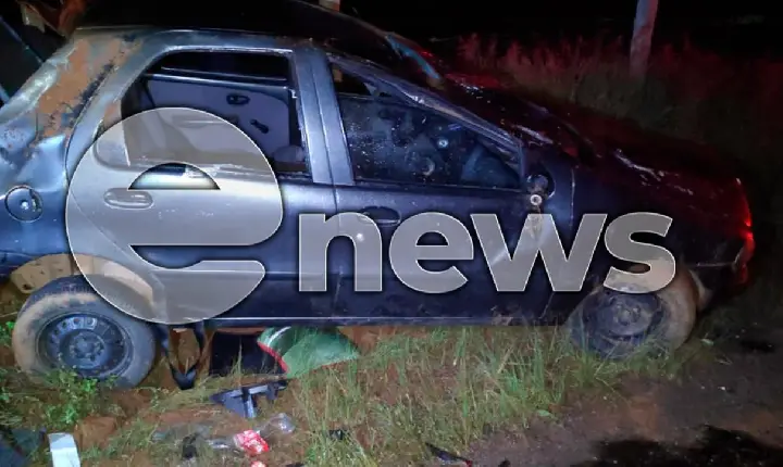 Carro capota e deixa mulher ferida, em Campos Altos; ao menos três pessoas estavam à bordo do veículo