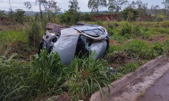 Carro capota na BR-262 em Campos Altos MG