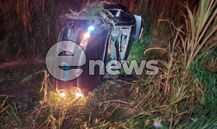 Carro com cinco ocupantes capota e cai em barranco na BR-262