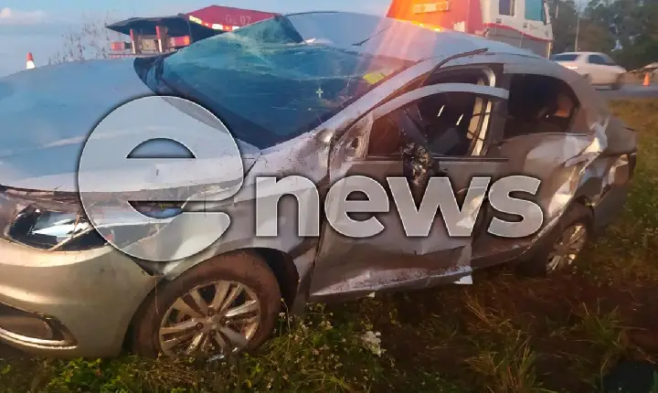 Carro com dois ocupantes roda na pista e capota, próximo à Praça do Pedágio, em Campos Altos
