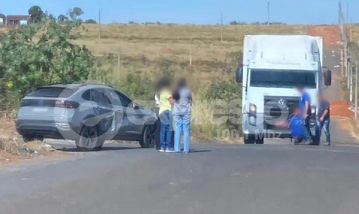 Carro e caminhão colidem em Campos Altos
